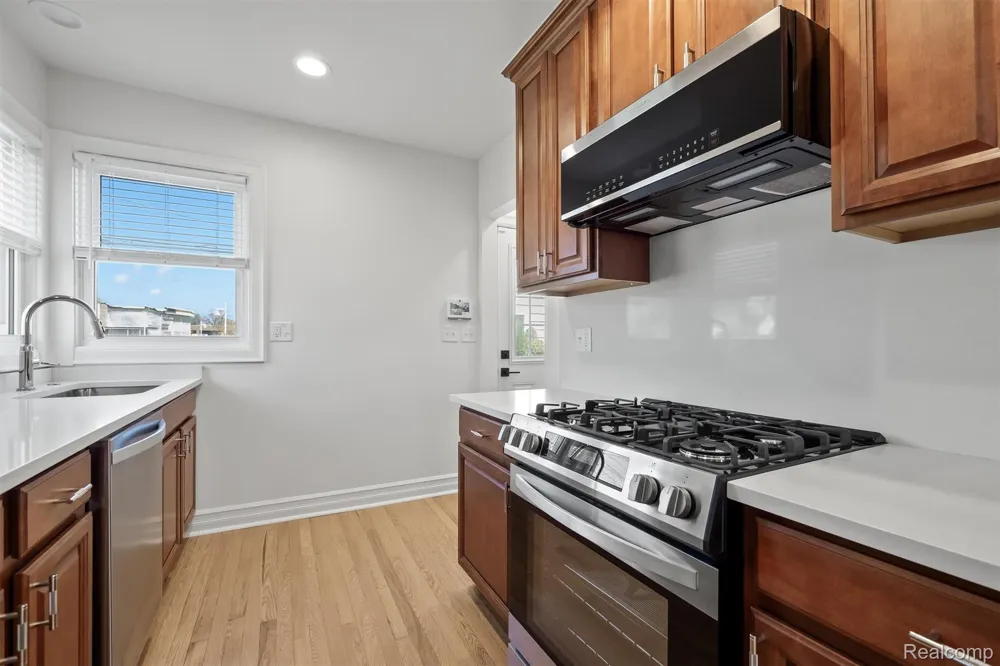 27500 Jefferson Avenue St Clair Shores City, MI 48081