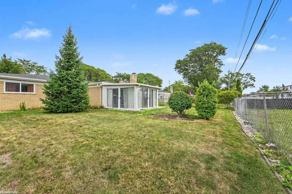 14250 IVANHOE STREET Warren City, MI 48088
