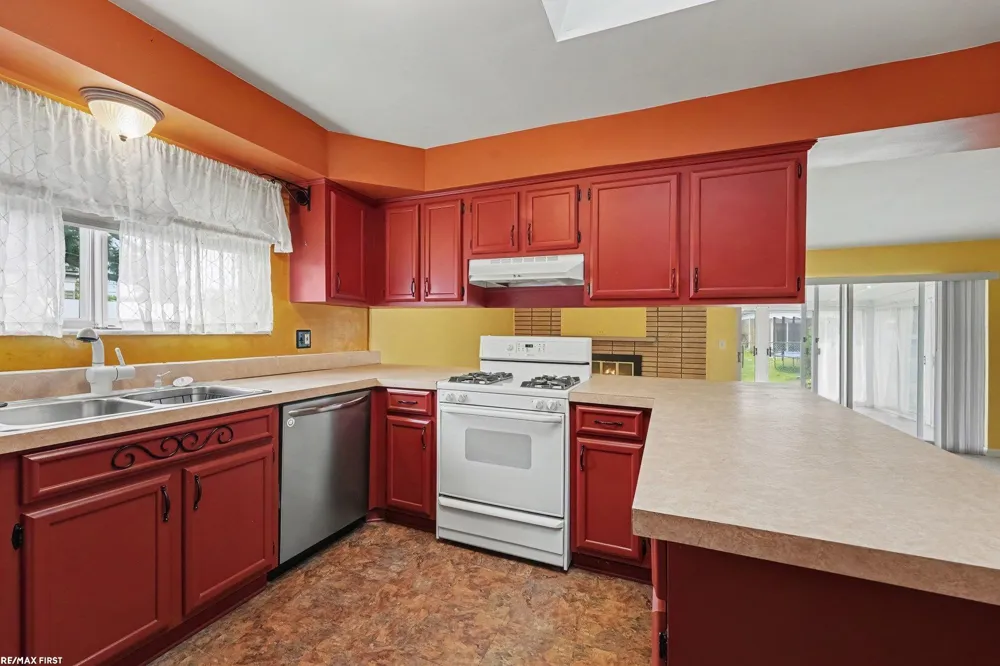 14250 IVANHOE STREET Warren City, MI 48088