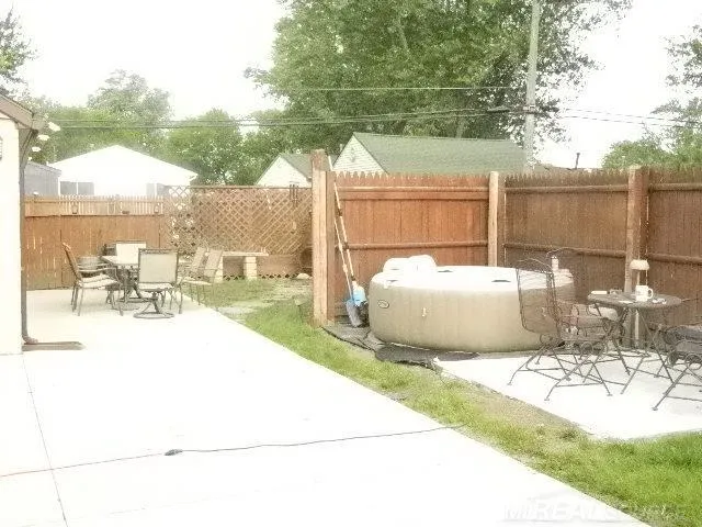 22416 Columbus Avenue Warren City, MI 48089
