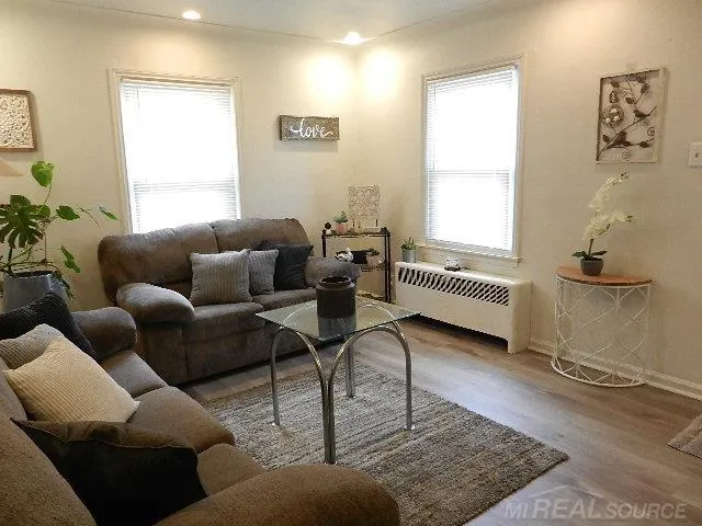 22416 Columbus Avenue Warren City, MI 48089