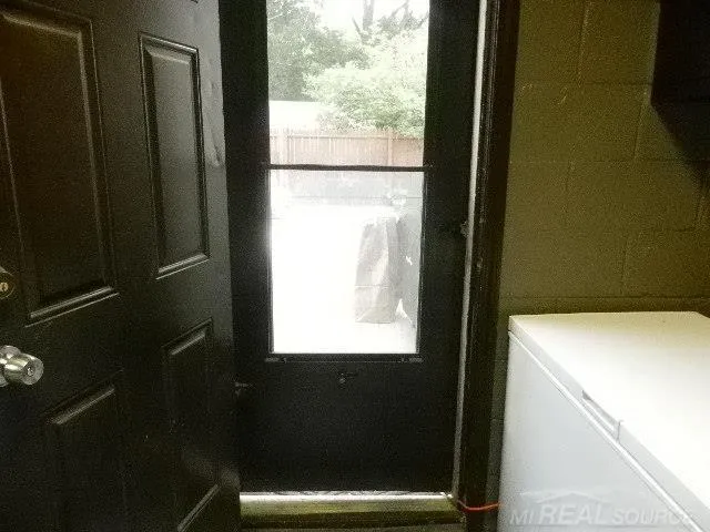 22416 Columbus Avenue Warren City, MI 48089