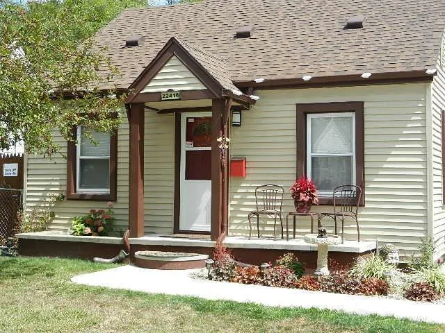 22416 Columbus Avenue Warren City, MI 48089