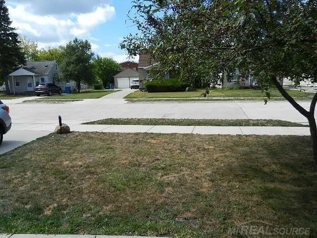 22416 Columbus Avenue Warren City, MI 48089