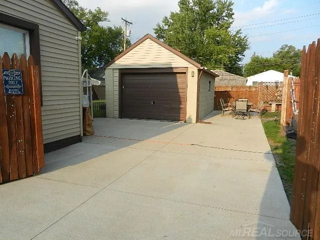 22416 Columbus Avenue Warren City, MI 48089