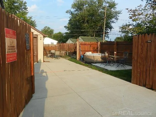 22416 Columbus Avenue Warren City, MI 48089