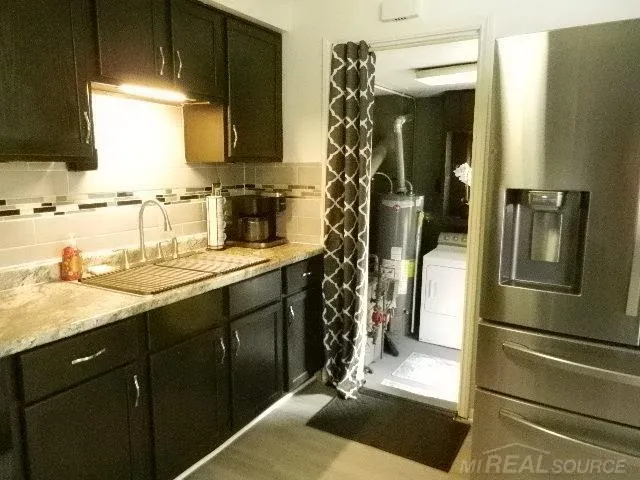 22416 Columbus Avenue Warren City, MI 48089