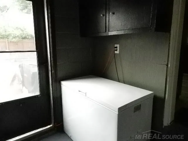 22416 Columbus Avenue Warren City, MI 48089