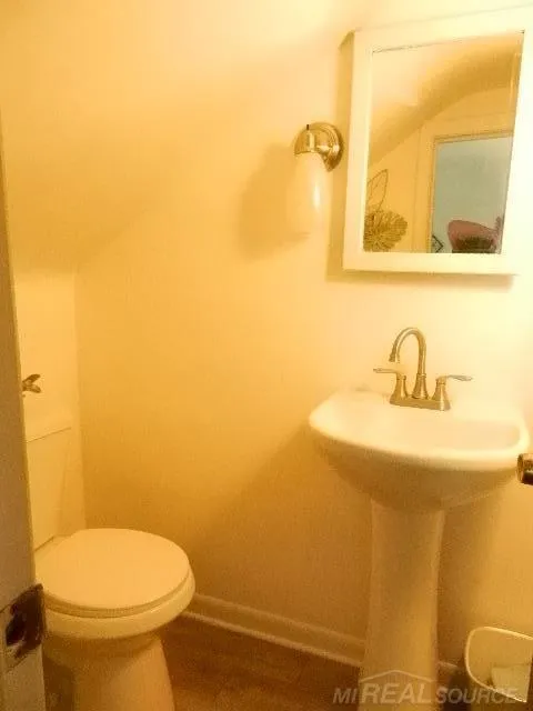 22416 Columbus Avenue Warren City, MI 48089
