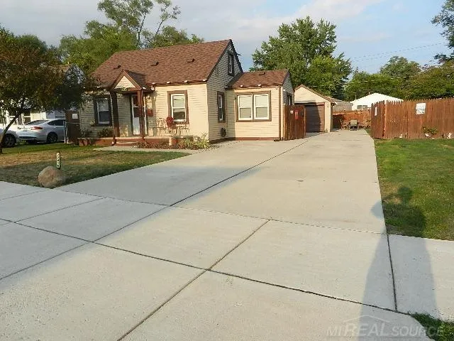 22416 Columbus Avenue Warren City, MI 48089