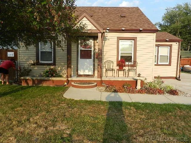 22416 Columbus Avenue Warren City, MI 48089