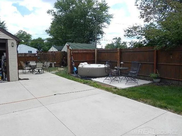 22416 Columbus Avenue Warren City, MI 48089