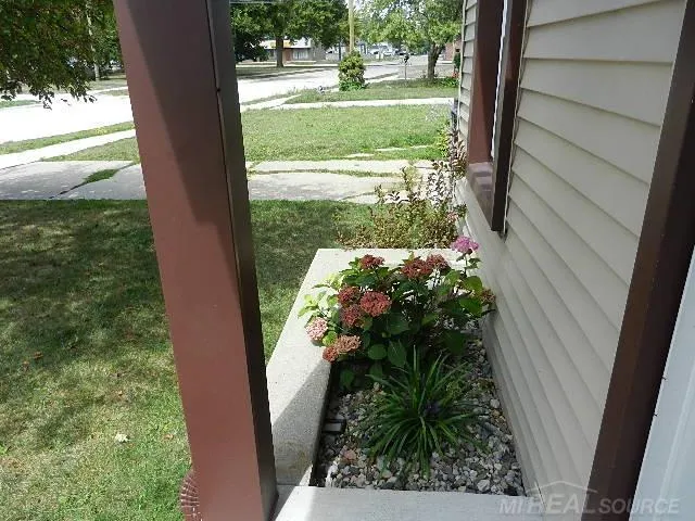 22416 Columbus Avenue Warren City, MI 48089