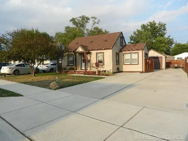 22416 Columbus Avenue Warren City, MI 48089