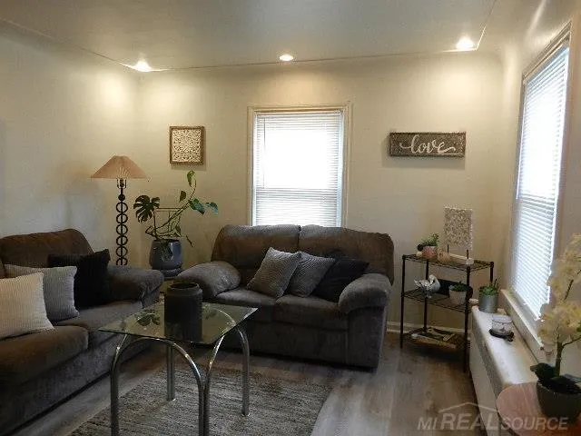 22416 Columbus Avenue Warren City, MI 48089