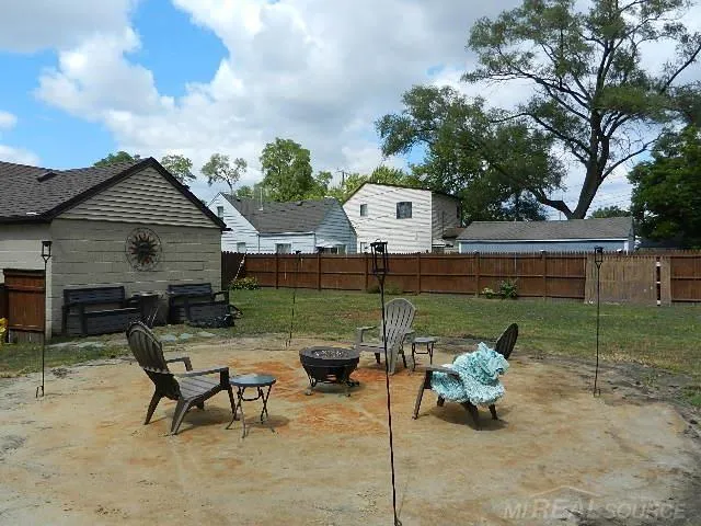 22416 Columbus Avenue Warren City, MI 48089