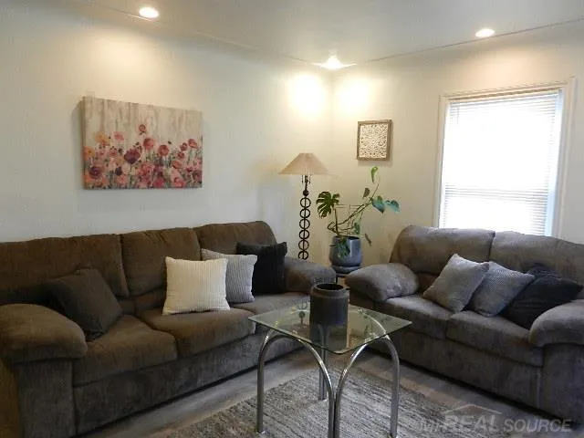 22416 Columbus Avenue Warren City, MI 48089