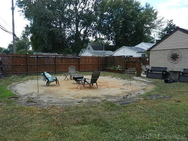 22416 Columbus Avenue Warren City, MI 48089