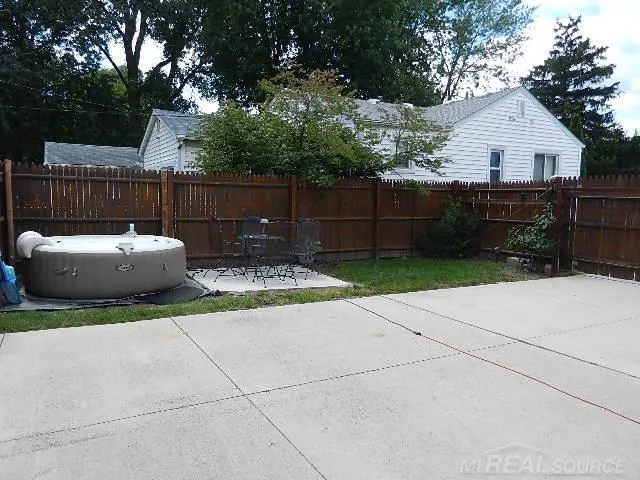 22416 Columbus Avenue Warren City, MI 48089