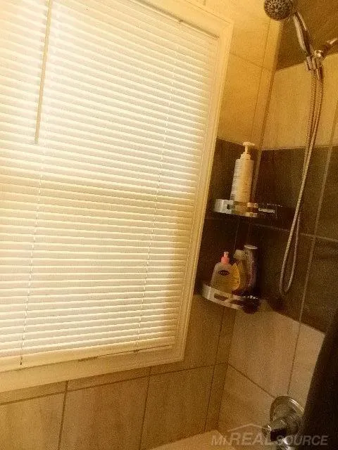 22416 Columbus Avenue Warren City, MI 48089