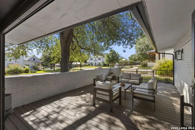 504 S Vandiver Terrell Hills, TX 78209