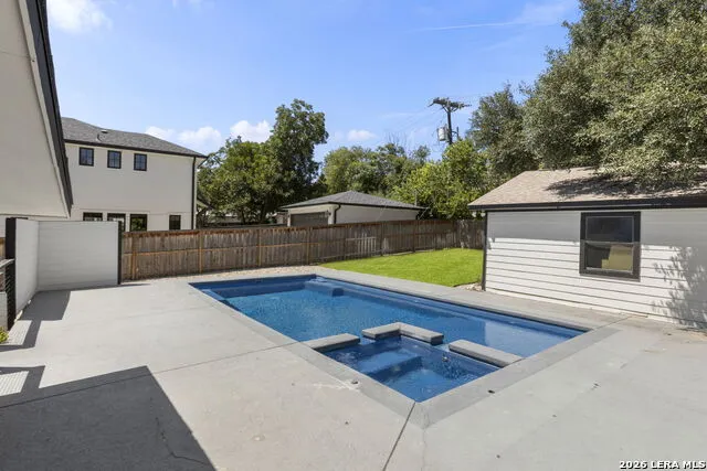 504 S Vandiver Terrell Hills, TX 78209