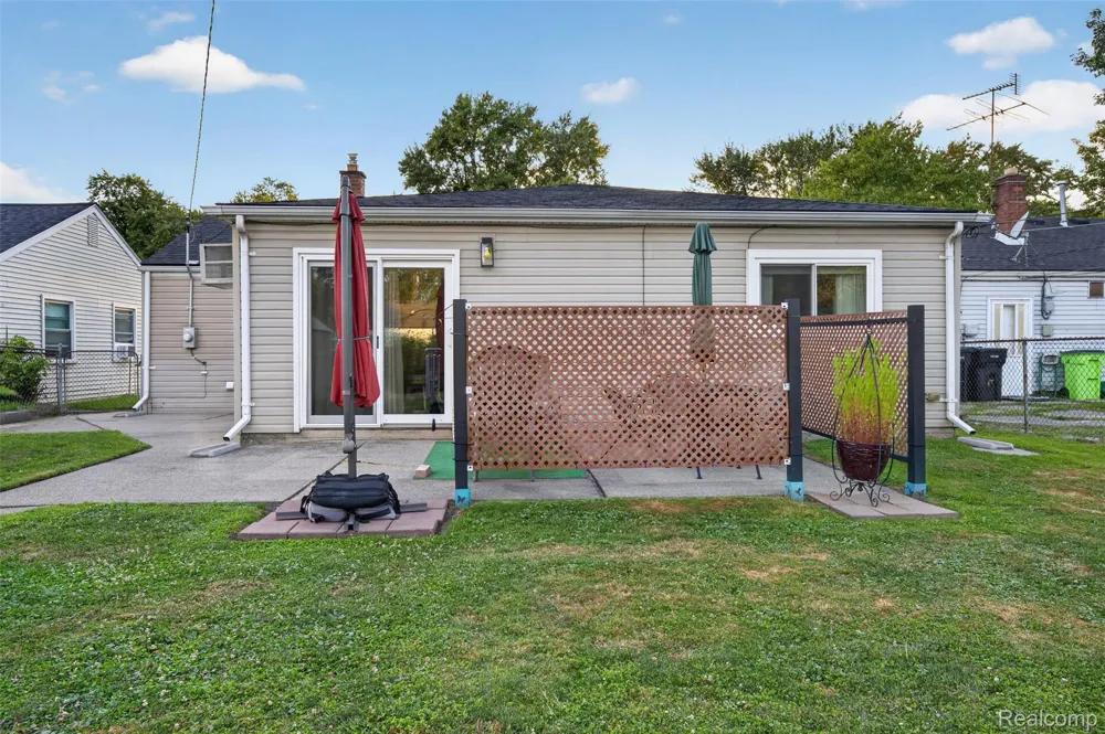 26596 Kathy Street Roseville City, MI 48066