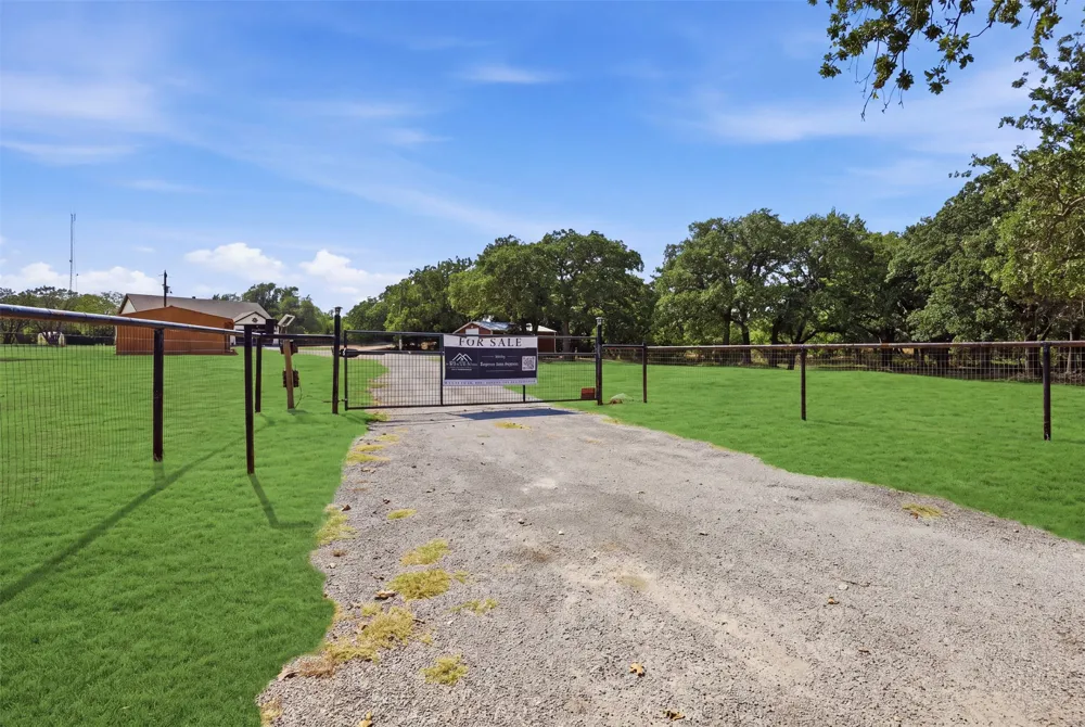 4100 Peak Road Granbury, TX 76048