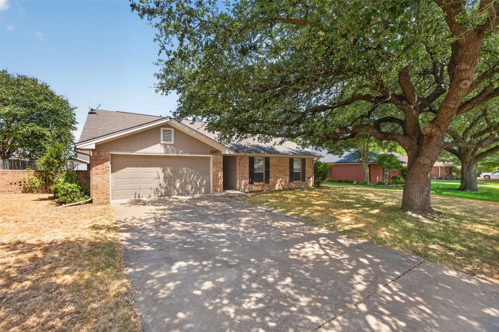 1217 Stonelake Drive Cleburne, TX 76033