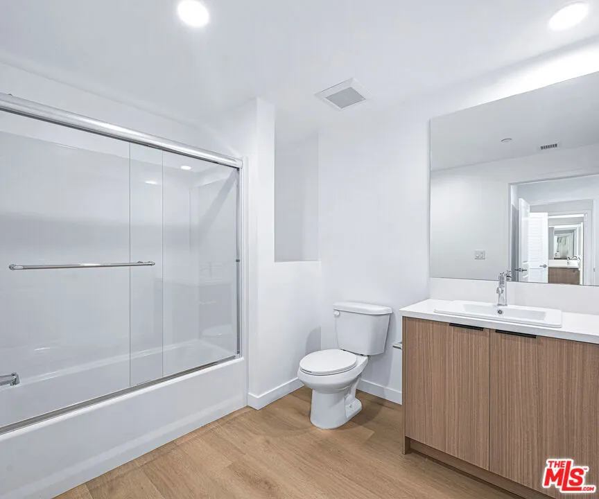 14811 Erwin Street #502 Van Nuys, CA 91411