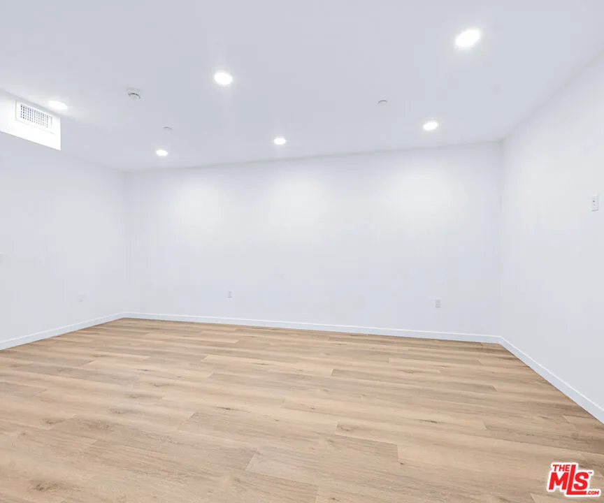 14811 Erwin Street #502 Van Nuys, CA 91411