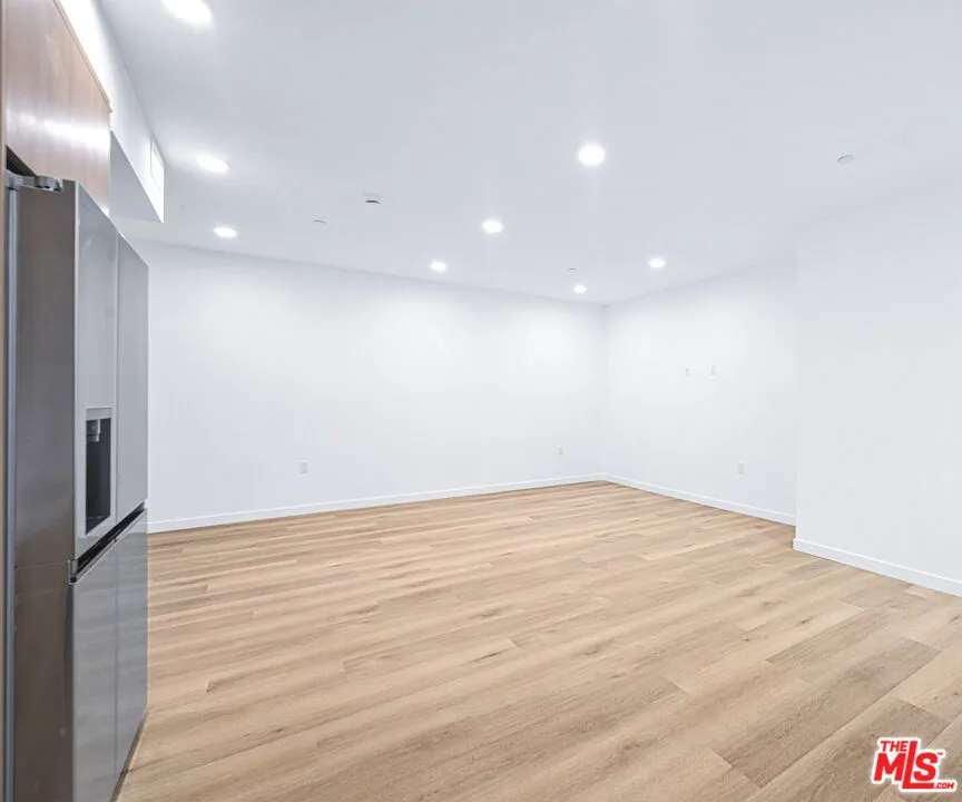 14811 Erwin Street #502 Van Nuys, CA 91411