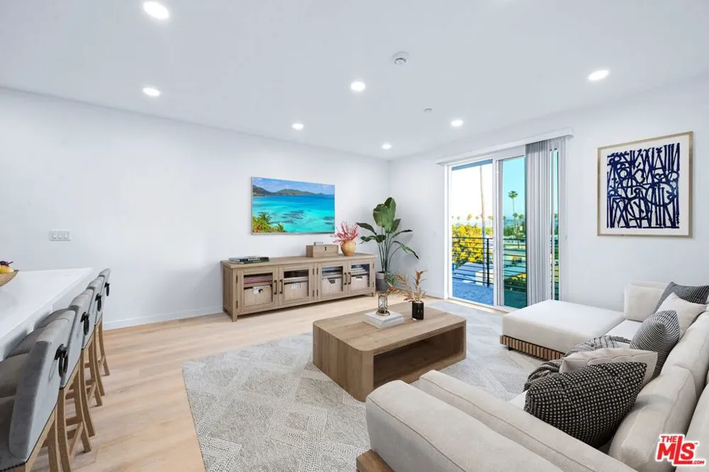 14811 Erwin Street #502 Van Nuys, CA 91411