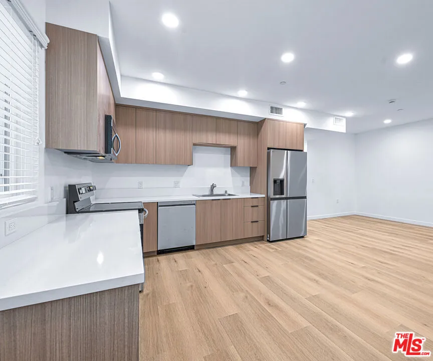 14811 Erwin Street #502 Van Nuys, CA 91411