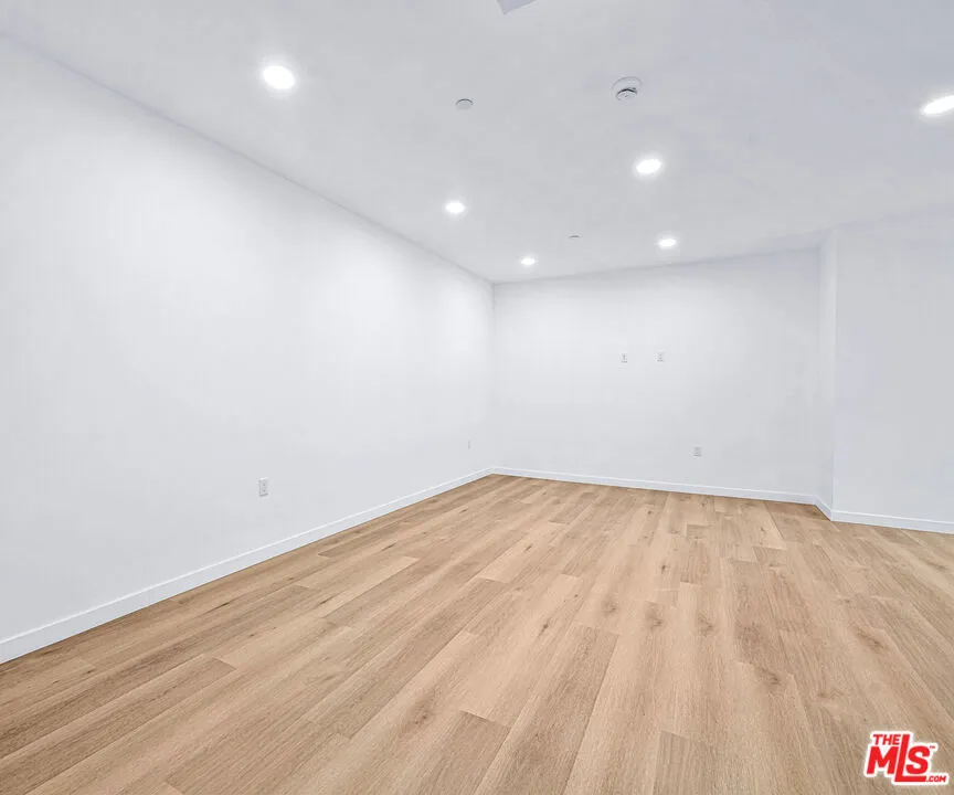 14811 Erwin Street #502 Van Nuys, CA 91411