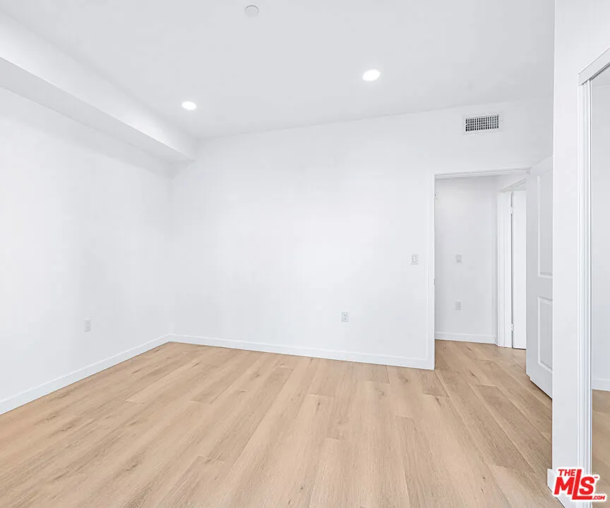 14811 Erwin Street #502 Van Nuys, CA 91411