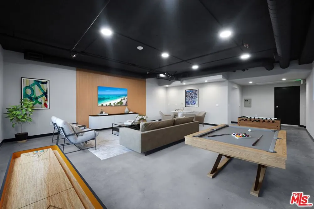 14811 Erwin Street #502 Van Nuys, CA 91411