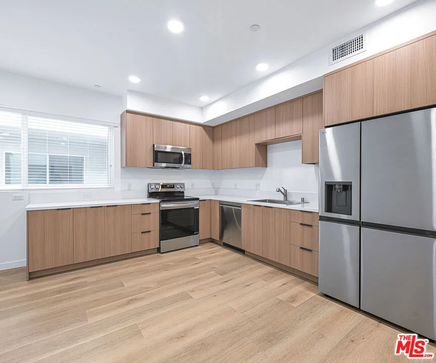 14811 Erwin Street #502 Van Nuys, CA 91411