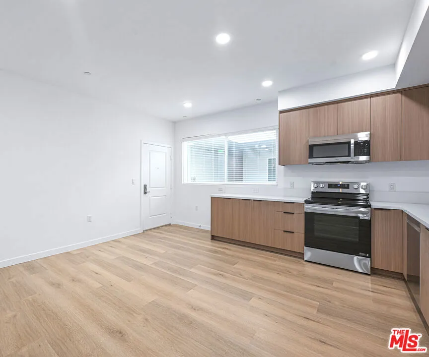 14811 Erwin Street #502 Van Nuys, CA 91411
