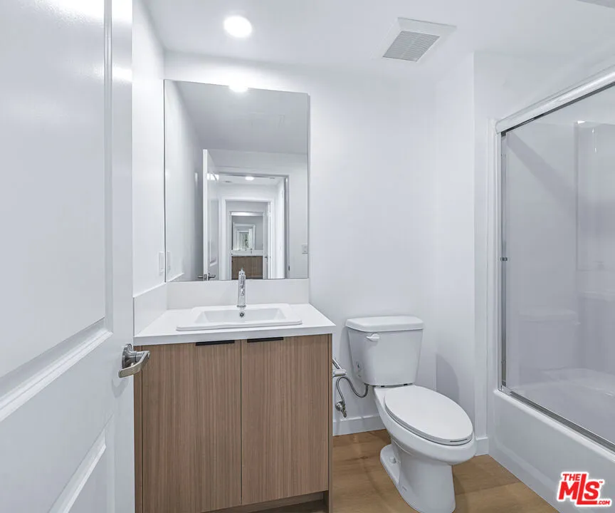 14811 Erwin Street #502 Van Nuys, CA 91411