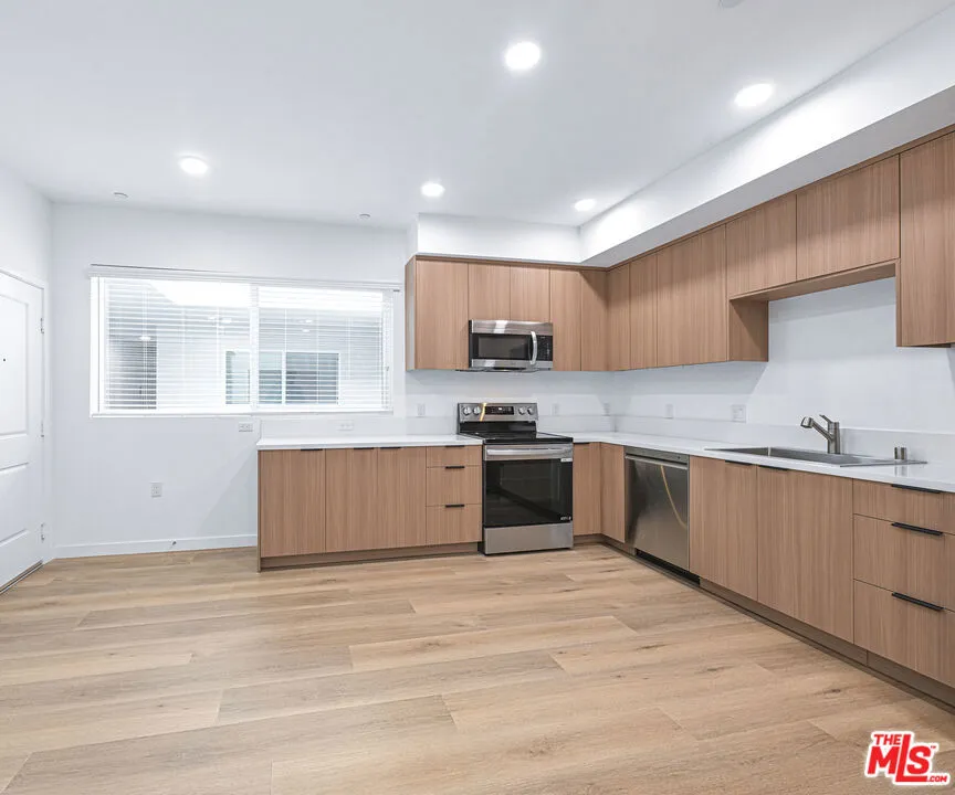 14811 Erwin Street #502 Van Nuys, CA 91411