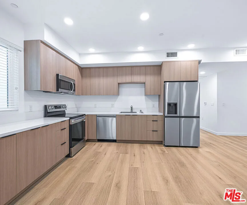 14811 Erwin Street #502 Van Nuys, CA 91411