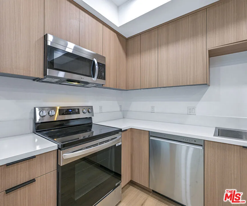 14811 Erwin Street #502 Van Nuys, CA 91411