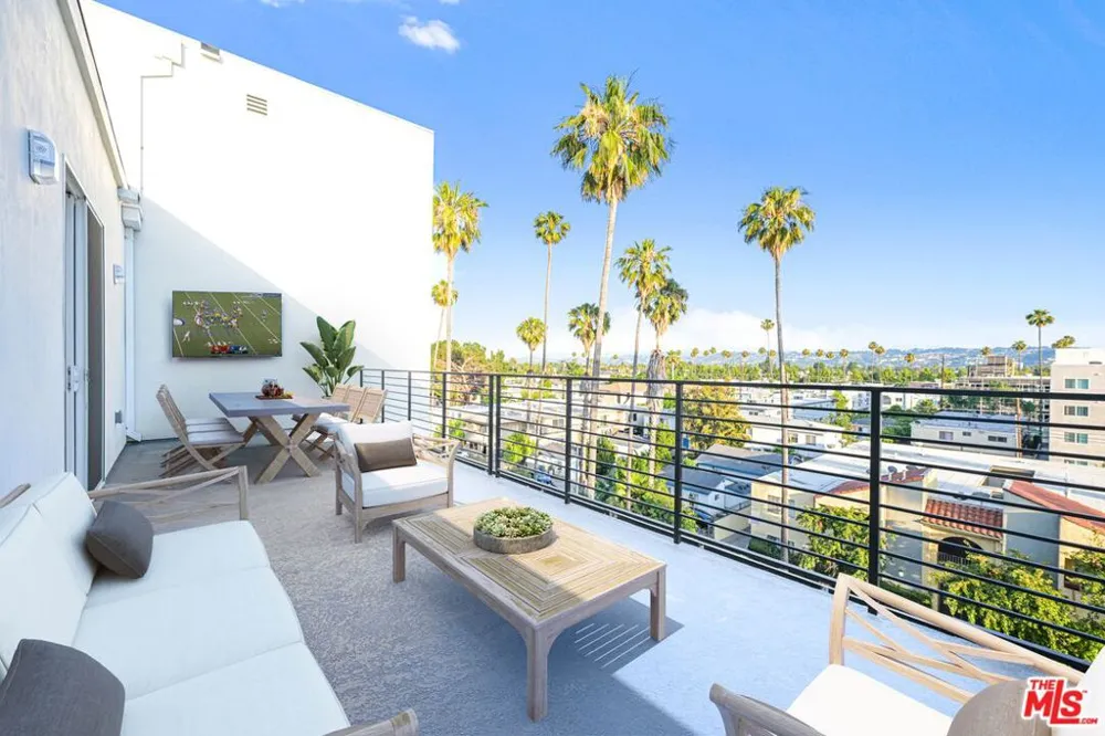 14811 Erwin Street #502 Van Nuys, CA 91411