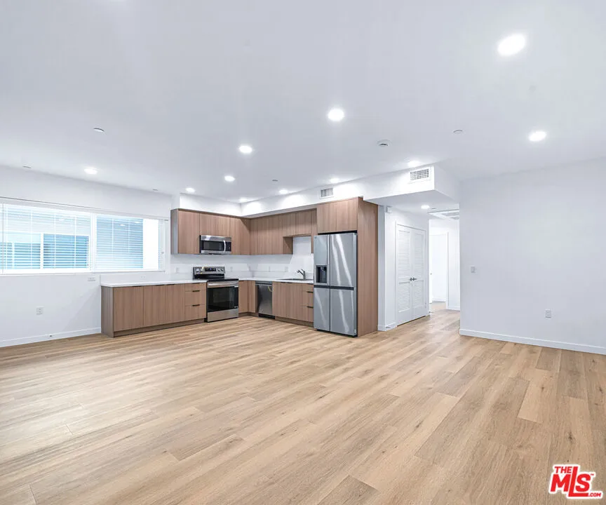 14811 Erwin Street #502 Van Nuys, CA 91411