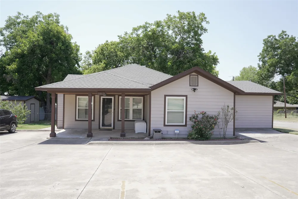 1813 Roberts Cut Off Road River Oaks, TX 76114
