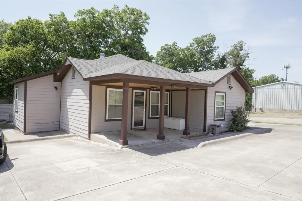 1813 Roberts Cut Off Road River Oaks, TX 76114