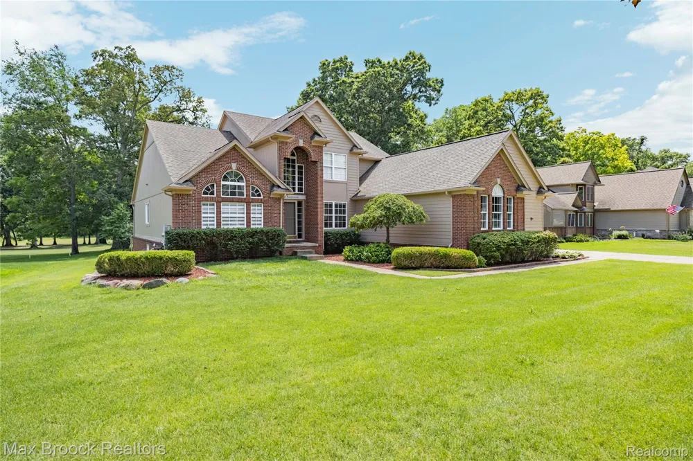 2322 Sandlewood Drive White Lake Charter Township, MI 48383