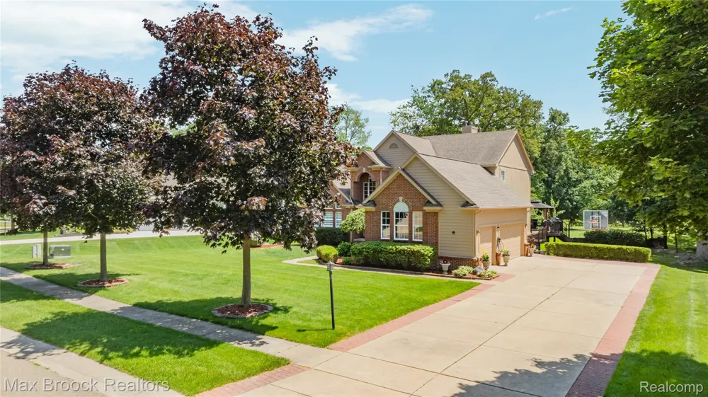 2322 Sandlewood Drive White Lake Charter Township, MI 48383