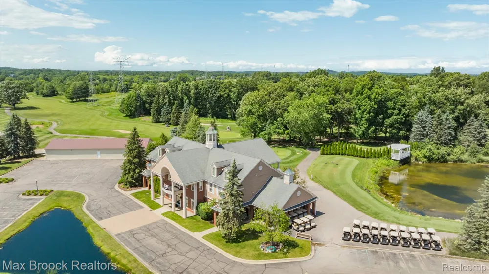 2322 Sandlewood Drive White Lake Charter Township, MI 48383